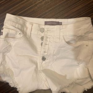 I’m selling a pair of white jean shorts! Only worn once!